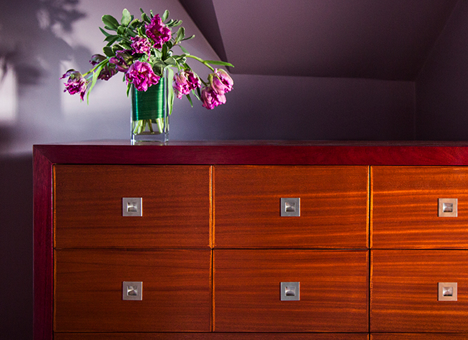 Sapele and purpleheart grain meeting at a hand-fitted joint